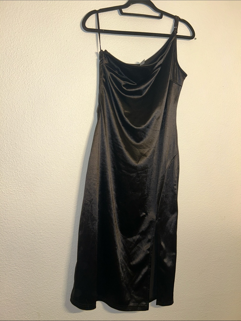 Elegant Black One-Shoulder Satin Dress